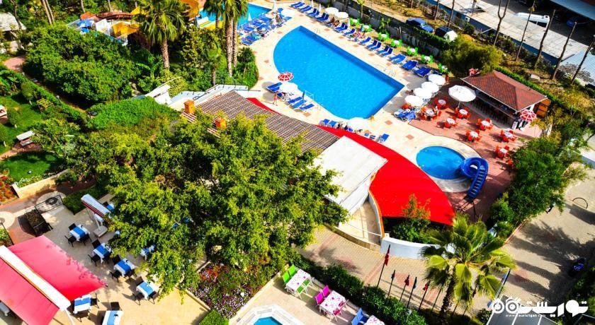 دورنمای زیبایی از محوطه هتل